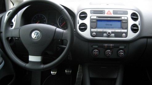 Volkswagen bluft een beetje met haar Cross-modellijn. Met de stoere looks, verhoogde vering en grote wielen lijkt het alsof ze de wereld nog beter aan kunnen. In de praktijk blijft het bij de looks en
