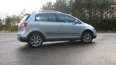 Volkswagen bluft een beetje met haar Cross-modellijn. Met de stoere looks, verhoogde vering en grote wielen lijkt het alsof ze de wereld nog beter aan kunnen. In de praktijk blijft het bij de looks en