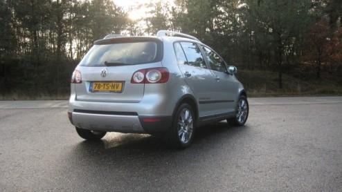 Volkswagen bluft een beetje met haar Cross-modellijn. Met de stoere looks, verhoogde vering en grote wielen lijkt het alsof ze de wereld nog beter aan kunnen. In de praktijk blijft het bij de looks en