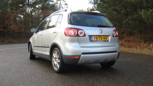 Volkswagen bluft een beetje met haar Cross-modellijn. Met de stoere looks, verhoogde vering en grote wielen lijkt het alsof ze de wereld nog beter aan kunnen. In de praktijk blijft het bij de looks en