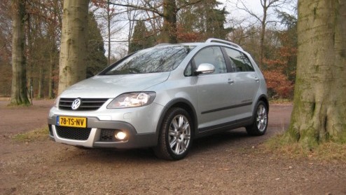 Volkswagen bluft een beetje met haar Cross-modellijn. Met de stoere looks, verhoogde vering en grote wielen lijkt het alsof ze de wereld nog beter aan kunnen. In de praktijk blijft het bij de looks en