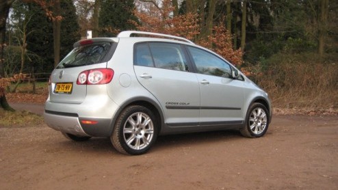 Volkswagen bluft een beetje met haar Cross-modellijn. Met de stoere looks, verhoogde vering en grote wielen lijkt het alsof ze de wereld nog beter aan kunnen. In de praktijk blijft het bij de looks en