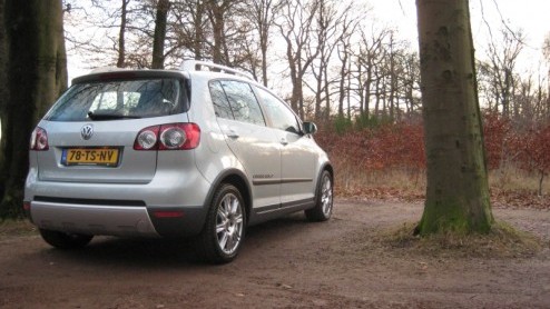 Volkswagen bluft een beetje met haar Cross-modellijn. Met de stoere looks, verhoogde vering en grote wielen lijkt het alsof ze de wereld nog beter aan kunnen. In de praktijk blijft het bij de looks en