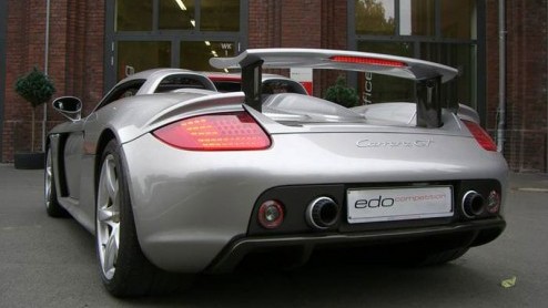 Terwijl de Porsche Carrera GT alweer even uit productie is, verrast Edo Competition ons nog met de tuning van deze supercar. De mogelijkheden bestaan uit diverse vermogensupgrades voor de V10, een a