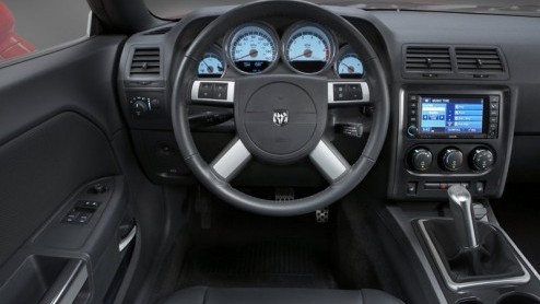 De Dodge Challenger staat bekend als een muscle car ten top. De gorgelende 6.1 V8 van de SRT8-versie en zijn gespierd voorkomen maken m voor velen begeerlijk. Het gamma wordt echter uitgebreid met ni