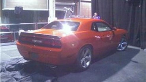 De productieversie van de Dodge Challenger is gespot. Dankzij oplettende personen en gereedstaande mobieltjes zijn nu de eerste beelden beschikbaar, geschoten tijdens een dealerconferentie in Las Vega