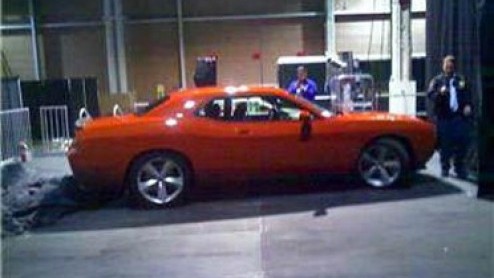 De productieversie van de Dodge Challenger is gespot. Dankzij oplettende personen en gereedstaande mobieltjes zijn nu de eerste beelden beschikbaar, geschoten tijdens een dealerconferentie in Las Vega