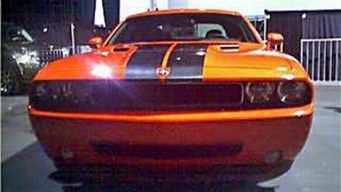 De productieversie van de Dodge Challenger is gespot. Dankzij oplettende personen en gereedstaande mobieltjes zijn nu de eerste beelden beschikbaar, geschoten tijdens een dealerconferentie in Las Vega