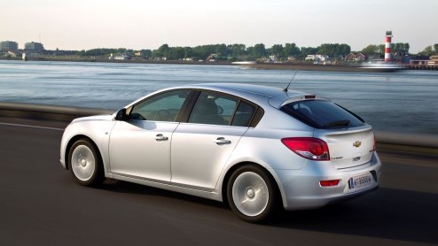 Gisteren reden we de eerste kilometers met de Chevrolet Cruze hatchback. De nieuwe vijfdeurs is vanaf nu leverbaar en kost minimaal 18.995 euro.