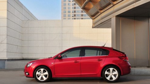 Chevrolet houdt iedereen niet langer in spanning. Voorafgaand de Zwitserse Autosalon geeft het merk de officile beelden van de Cruze hatchback vrij, zoals die in productie gaat.