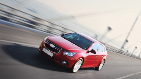 Chevrolet houdt iedereen niet langer in spanning. Voorafgaand de Zwitserse Autosalon geeft het merk de officile beelden van de Cruze hatchback vrij, zoals die in productie gaat.