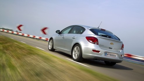 De Chevrolet Cruze is de best verkochte Chevrolet van 2010 en misschien wel dit moment. Maar niet in Nederland, want wij hebben het niet zo op de compacte sedans. Daarom is de Cruze er nu ook als hatc