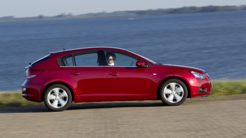 De Chevrolet Cruze is de best verkochte Chevrolet van 2010 en misschien wel dit moment. Maar niet in Nederland, want wij hebben het niet zo op de compacte sedans. Daarom is de Cruze er nu ook als hatc
