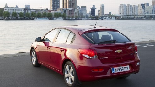 De Chevrolet Cruze is de best verkochte Chevrolet van 2010 en misschien wel dit moment. Maar niet in Nederland, want wij hebben het niet zo op de compacte sedans. Daarom is de Cruze er nu ook als hatc