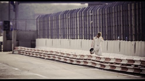 In een klassieke Porsche 911 E uit 1969 heeft zanger, presentator en autoracefanaat Chris Zegers het nieuwe fashionlabel State Racing gepresenteerd op Circuit Park Zandvoort. Omgeven door racecoryfee