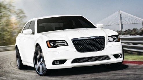 Na het zien van de nieuwe Chrysler 300 SRT-8 zeggen wij; kom maar op! Maar of zo'n brok machtsvertoon bij ons ook als Lancia op de markt komt, is nog afwachten. Toch willen we je deze brute peekaa-mac