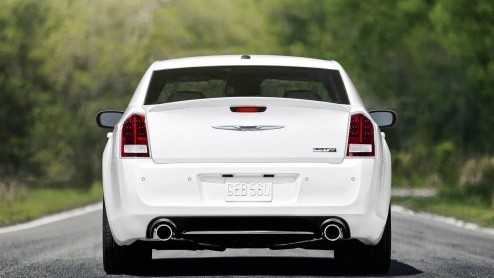 Na het zien van de nieuwe Chrysler 300 SRT-8 zeggen wij; kom maar op! Maar of zo'n brok machtsvertoon bij ons ook als Lancia op de markt komt, is nog afwachten. Toch willen we je deze brute peekaa-mac