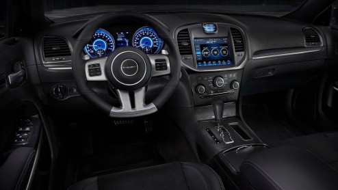 Na het zien van de nieuwe Chrysler 300 SRT-8 zeggen wij; kom maar op! Maar of zo'n brok machtsvertoon bij ons ook als Lancia op de markt komt, is nog afwachten. Toch willen we je deze brute peekaa-mac