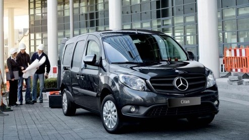 Mercedes is er klaar voor de Citan bedrijfsauto te prijzen. De nieuwe compacte besteller staat eind oktober bij de dealer voor prijzen vanaf net geen 12 mille, exclusief BTW.