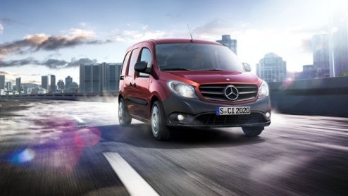 Eerder dan verwacht heet Mercedes-Benz de Citan bestelauto onthuld. En wel op de Nederlandse BedrijfsautoRAI, in een 'black box'. De op de Renault Kangoo gebaseerde bedrijfswagen heeft zoals verwacht