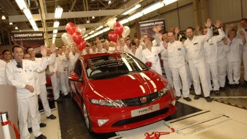 Honda viert feest. Met de productie van precies n miljoen Civics bereikte de Honda-fabriek in het Engelse Swindon een bijzondere mijlpaal. Het jubileumexemplaar was een vuurrode Civic Type R, bestem