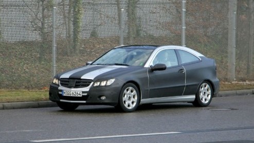 Nu de nieuwe Mercedes-Benz C-klasse al even op de markt is, kan natuurlijk de C Sportcoup niet achterblijven. Deze compacte C bleek geen verkooptopper, maar Mercedes gaat slaat helemaal terug en komt