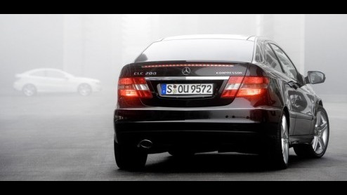 Na exclusief spionagemateriaal, impressies en een teaser kunnen we nu de officile beelden van de Mercedes-Benz CLC onthullen. Het licht gewijzigde interieur, re-designed voor- en achterzijde en een n
