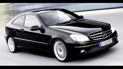 Na exclusief spionagemateriaal, impressies en een teaser kunnen we nu de officile beelden van de Mercedes-Benz CLC onthullen. Het licht gewijzigde interieur, re-designed voor- en achterzijde en een n