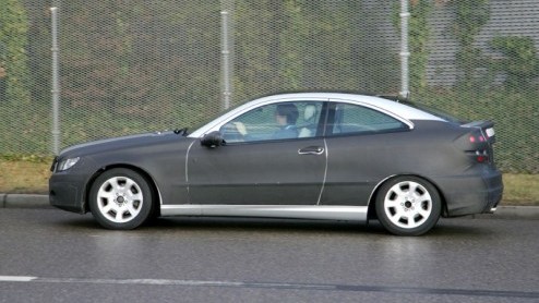 Nu de nieuwe Mercedes-Benz C-klasse al even op de markt is, kan natuurlijk de C Sportcoup niet achterblijven. Deze compacte C bleek geen verkooptopper, maar Mercedes gaat slaat helemaal terug en komt