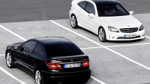 Na exclusief spionagemateriaal, impressies en een teaser kunnen we nu de officile beelden van de Mercedes-Benz CLC onthullen. Het licht gewijzigde interieur, re-designed voor- en achterzijde en een n
