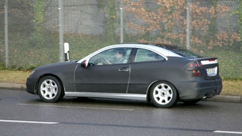 Nu de nieuwe Mercedes-Benz C-klasse al even op de markt is, kan natuurlijk de C Sportcoup niet achterblijven. Deze compacte C bleek geen verkooptopper, maar Mercedes gaat slaat helemaal terug en komt