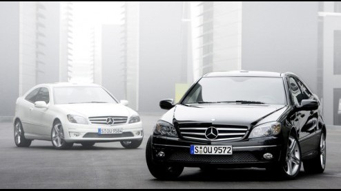 Na exclusief spionagemateriaal, impressies en een teaser kunnen we nu de officile beelden van de Mercedes-Benz CLC onthullen. Het licht gewijzigde interieur, re-designed voor- en achterzijde en een n