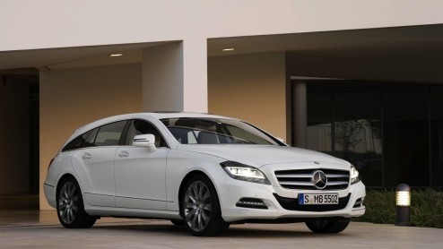 Mercedes-Benz heeft al een paar jaar autotentoonstellingen opgeluisterd met een telkens weer anders genoemde coup-stationcar die uiteindelijk CLS Shooting Brake is gaan heten. Om te zien even verru