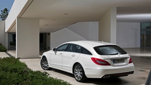 Mercedes-Benz heeft al een paar jaar autotentoonstellingen opgeluisterd met een telkens weer anders genoemde coup-stationcar die uiteindelijk CLS Shooting Brake is gaan heten. Om te zien even verru