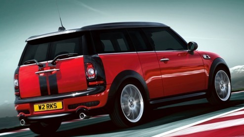 Het kon niet uitblijven. De Mini Clubman wordt ook leverbaar in John Cooper Works uitvoering. Met een potente motor, fraai lichtmetaal en uitbundiger carosserie zal deze Mini weer vele harten gaan bre