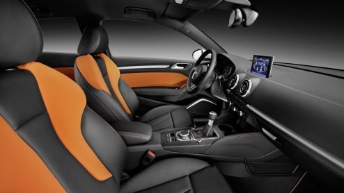 Nu mag het officieel gezegd worden: dit is de nieuwe Audi A3. Hij heeft veel weg van zijn voorganger maar is nieuwer (en lichter) dan je denkt. En dan doelen we niet alleen op het interieur. Het kostt