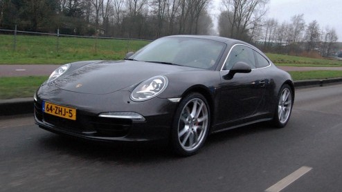 Al snel na het verschijnen van de jongste editie van de 911 Carrera lanceert Porsche de 4 daarop. Met een nieuw systeem van vierwielaandrijving. Maar is dat niet in strijd met het speelse karakter v