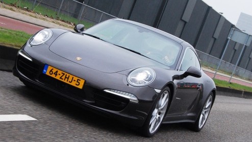 Al snel na het verschijnen van de jongste editie van de 911 Carrera lanceert Porsche de 4 daarop. Met een nieuw systeem van vierwielaandrijving. Maar is dat niet in strijd met het speelse karakter v