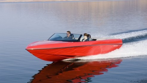 Wat doet een bootje op Autovandaag? Maak je geen zorgen. Het is er een met een hoop Corvette-trekjes. Het dashboard, stoelen en zelfs het motorblok is overgeheveld! Als dat maar goed gaat.