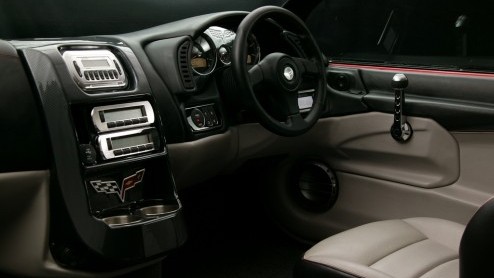 Wat doet een bootje op Autovandaag? Maak je geen zorgen. Het is er een met een hoop Corvette-trekjes. Het dashboard, stoelen en zelfs het motorblok is overgeheveld! Als dat maar goed gaat.