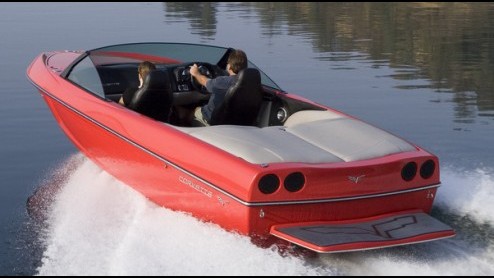 Wat doet een bootje op Autovandaag? Maak je geen zorgen. Het is er een met een hoop Corvette-trekjes. Het dashboard, stoelen en zelfs het motorblok is overgeheveld! Als dat maar goed gaat.