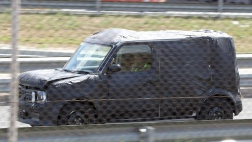 Onder deze zwarte blokkendoos bevindt zich de Nissan Cube. Hoewel dit de benzineversie is, is er ook een hybride in ontwikkeling. Deze ruimte-Jap kennen we hier ter lande niet, maar gaan we wel in Ame