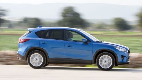 Mazda heeft zojuist de prijzen van de nieuwe CX-5 met dieselmotor vrijgegeven. Ze staan vanaf juli bij de dealer in twee vermogensvarianten, twee- of vierwielaandrijving en een handbak of automaat van