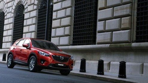 Mazda heeft zojuist de prijzen van de nieuwe CX-5 met dieselmotor vrijgegeven. Ze staan vanaf juli bij de dealer in twee vermogensvarianten, twee- of vierwielaandrijving en een handbak of automaat van