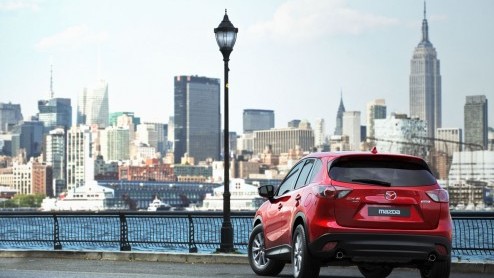 Mazda heeft zojuist de prijzen van de nieuwe CX-5 met dieselmotor vrijgegeven. Ze staan vanaf juli bij de dealer in twee vermogensvarianten, twee- of vierwielaandrijving en een handbak of automaat van