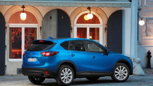De nieuwe Mazda CX-5 heeft in ons land een vliegende start gemaakt. Dankzij de zuinige 2.0 liter SkyActiv-benzinemotor viel de stoere Japanner eventjes in de 20% bijtellingscategorie waardoor de verko