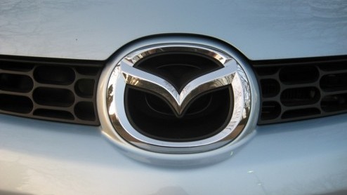 Niet elke auto is in een hokje te plaatsen. Tussen alle terreinautos en SUVs zijn er ook nog 'crossovers' op de markt. De Mazda CX-7 pretendeert tot die laatste categorie te behoren. Met zijn lagere