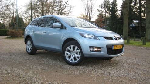 Niet elke auto is in een hokje te plaatsen. Tussen alle terreinautos en SUVs zijn er ook nog 'crossovers' op de markt. De Mazda CX-7 pretendeert tot die laatste categorie te behoren. Met zijn lagere