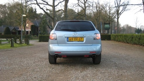 Niet elke auto is in een hokje te plaatsen. Tussen alle terreinautos en SUVs zijn er ook nog 'crossovers' op de markt. De Mazda CX-7 pretendeert tot die laatste categorie te behoren. Met zijn lagere