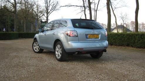 Niet elke auto is in een hokje te plaatsen. Tussen alle terreinautos en SUVs zijn er ook nog 'crossovers' op de markt. De Mazda CX-7 pretendeert tot die laatste categorie te behoren. Met zijn lagere